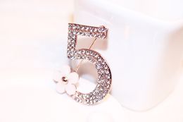 Groothandel-agood Hoge kwaliteit Sieraden Accessoires voor Dames Nummer Vijf 5 Rhinestone Broche Bruiloft Sjaal Sjaal Pins BV00051