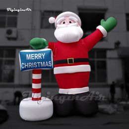 En gros, étonnant géant rouge gonflable santa père de Noël, modèle de figure de Noël, souffle Saint Nicholas tenant une pancarte pour la décoration extérieure de Noël