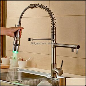 Groothandel en detailhandel geborsteld Nikkel Keukenkraan Swivel Spouts Led Spuit Deck Monted Vessel Sink Mixer Tap Drop Levering 2021 kranen F