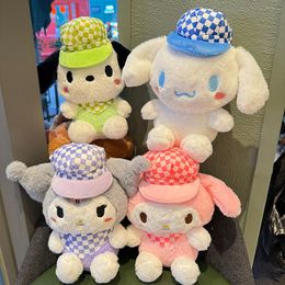 Venta al por mayor Anime Cartoon 20 CM Peluche de juguete Kuromi Melody Cinnamoroll Doll Machine Pareja Almohada Accesorios montados en el coche Juguetes creativos Decoración del dormitorio Regalos para niños