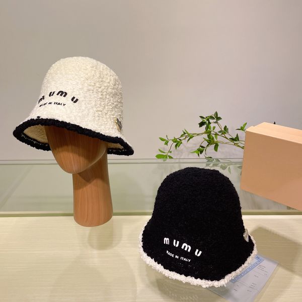 Venta al por mayor Beanie Versión correcta sombrero mui de gama alta otoño e invierno marca de marea letra M sombrero de pescador cálido protección para los oídos sombrero de cubo