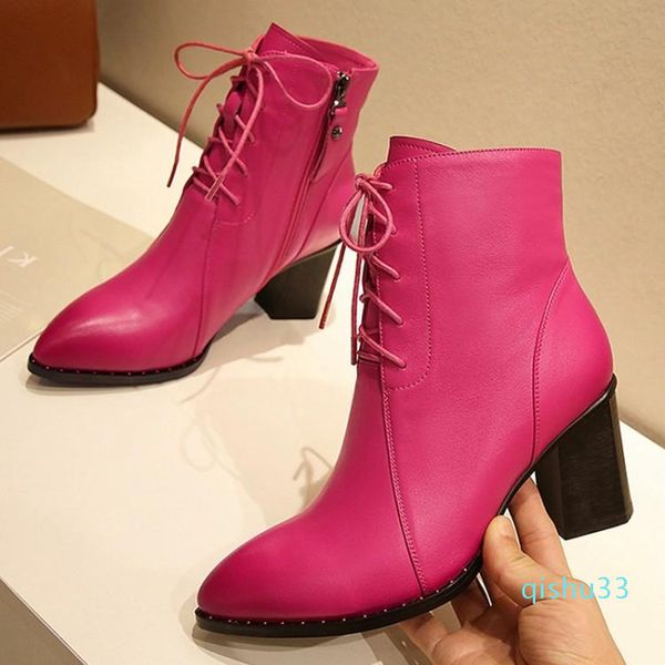 Venta al por mayor-Botas GPOKHDS 2021 Mujeres Tobillo Cuero de vaca Invierno Corto Felpa Color rojo Punta estrecha Con cordones Tacones altos