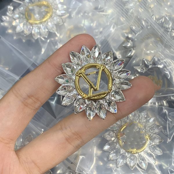 Venta al por mayor Diseñador de la marca Letra L Pines Broche Moda Famoso Luis Perla Parejas de lujo Vuttonity Individualidad Rhinestone Traje Pin Accesorios de joyería kl10g