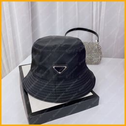 Venta al por mayor Sombrero de cubo para mujeres Hombres Sombreros Nylon Luxurys Diseñadores Gorras Sombreros Gorro para hombre Gorro Cappelli Firmati Mütze Gorros Sun D2106102L