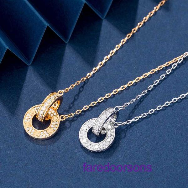 Venta al por mayor Collar de diseñador Carter para mujeres y hombres Anillo doble V Chapado en oro 18K Hebilla Colgante Luz Collar de lujo Cadena recta con caja original