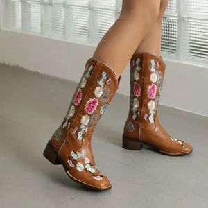 Groothandel Classic 892 Women Style Cowboy Plus Size Squaretoe Block Heel Western Cowgirl Boots For Ladies Flower Prom Shoes 231219 699