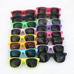 Lunettes de soleil en plastique classiques en gros lunettes de soleil carrées rétro vintage pour femmes hommes adultes enfants enfants multi couleurs