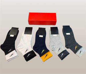 Vente en gros de chaussettes colorées pour hommes et femmes, coton de haute qualité, paquet complet, classique, respirant, mixte, football, basket-ball, chaussettes décontractées, cinq paires i2