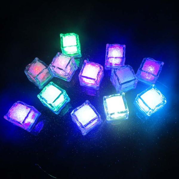 Cubes LED en gros qui émettent de la lumière émettant de la lumière dans la barre de glace d'eau Jouets de mariage colorés