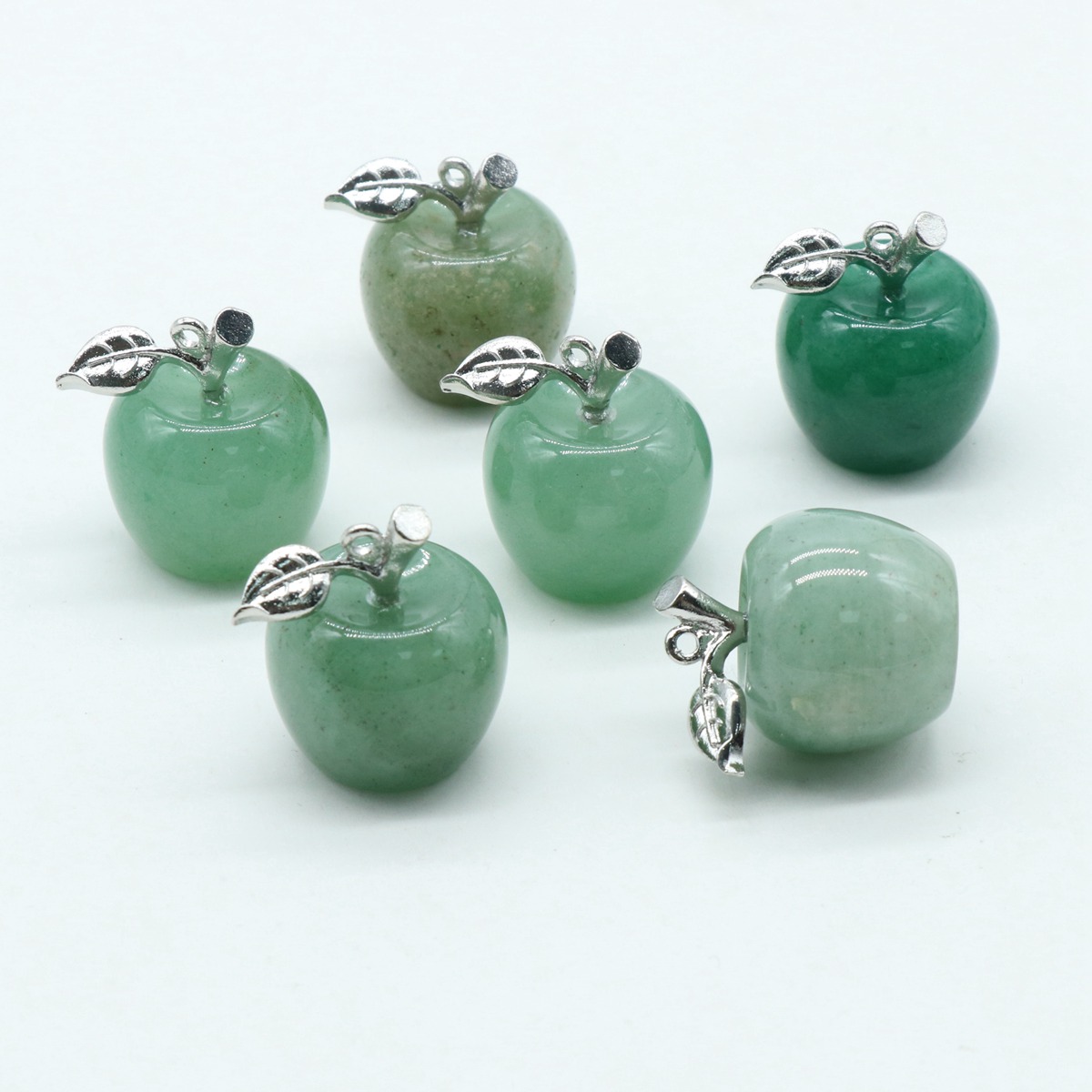 Cristaux naturels colorés en gros découpant la pierre d'aventurine verte de pomme matériau différent pomme de cristal pour la décoration