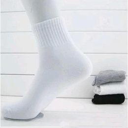 Vente en gros - Chaussette en coton - Vente Hommes Chaussettes Printemps Et Automne Couleur Unie Chaussette Noir Blanc Gris Dans Le Tube # 1773466