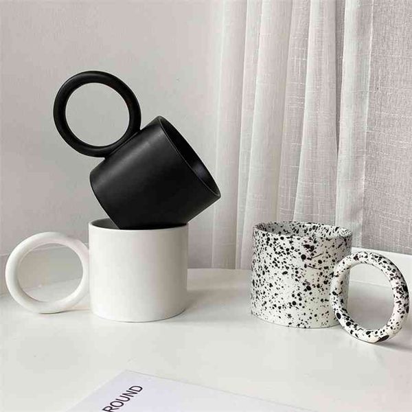 Venta al por mayor Taza de café creativa con mango redondo grande Nordic White Black Splash-ink Tazas para leche Agua Té Cocina Vajilla Regalo 210804