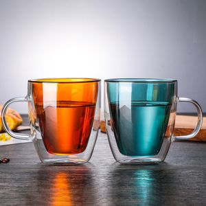 Groothandel creatieve gekleurde waterbekers met handvatten, dubbellaagse mokken van hoog borosilicaatglas