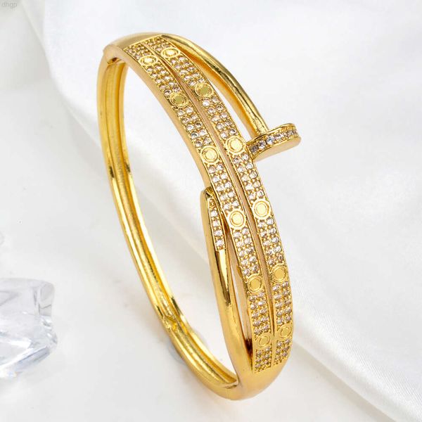 Venta al por mayor, pulseras de diseño de moda clásicas personalizadas, joyería chapada en oro de 18k, brazaletes grabados, pulsera para mujer