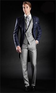 Vente en gros - Conception personnalisée Peaked Revers Navy Blue Tailcoat Men Party Groomsmen Suits in Wedding Tuxedos (Veste + Pantalon + Cravate + Gilet) NO; 298