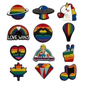 Groothandel Custom Rainbow Love Wins PVC Schoen Accessoires Custom Logo Sandalen Klomp Knoppen Decoratie voor Croc Charms Kid Geschenken