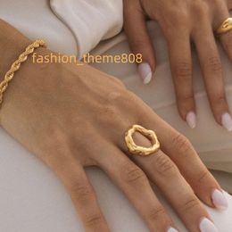 Venta al por mayor, joyería Inoxidable personalizada para mujer, anillo de dedo de círculo Irregular resistente al agua de acero inoxidable chapado en oro PVD 18k para mujer