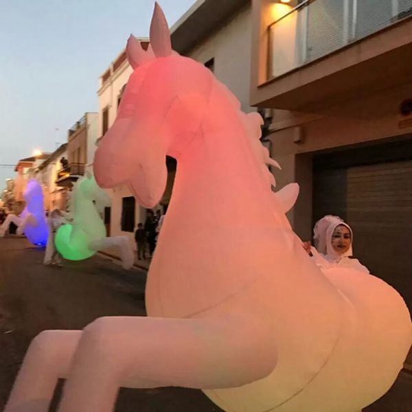 vendita all'ingrosso Costume da cavallo gonfiabile per adulti personalizzato da 2,5 mH con luci a led per la decorazione di eventi di parata