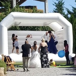 wholesale Château gonflable de saut gonflable de maison de rebond de cavalier de mariage gonflable blanc nouveau conçu sur mesure pour adultes et enfants en plein air
