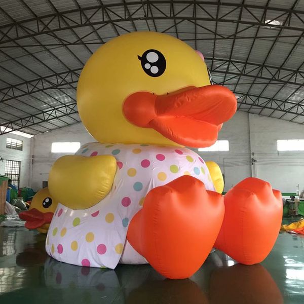 En gros, mignon géant gonflable jaune canard couchée de canards en caoutchouc fille ballon décoration flottant sur l'eau pour la publicité-001