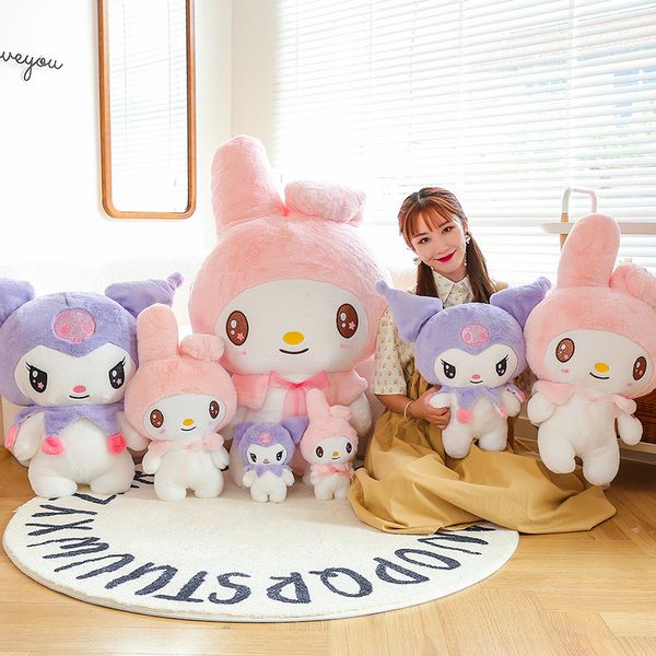 Venta al por mayor, lindos juguetes de peluche Kuromi de pie, juegos para niños, compañeros de juego, regalo de vacaciones, premios de máquina de muñecas