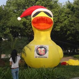 groothandel schattige gele opblaasbare uitsmijter eend replica 3/4/6/8m met een rode hoed luchtgeblazen dier mascotte model voor park- en zwembaddecoratie