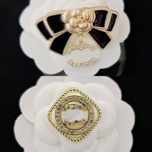 Venta al por mayor Diseñador Broche Letras correctas Logotipo Moda Famosa Carta Broches Cristal Perla Encanto Parejas de lujo Pin de diamantes de imitación Accesorios de joyería