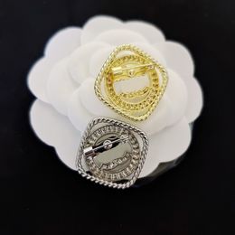 Venta al por mayor Broches de diseñador Letras correctas Logotipo Moda Letras famosas Broches Cristal Perla Encanto Parejas de lujo Pin de diamantes de imitación Accesorios de joyería
