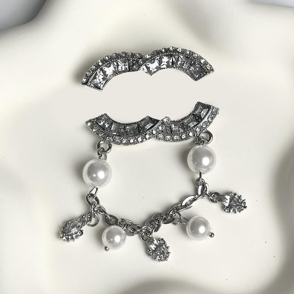 Broèes de desingers de Crystal Pearl Lettre épingles de marque Bijoux Femmes Men Vintage Montrapin Lovers de mariage ACCESSOIRES D'ANNIVERSAIRE DES ACCESSOIRES DE VRA