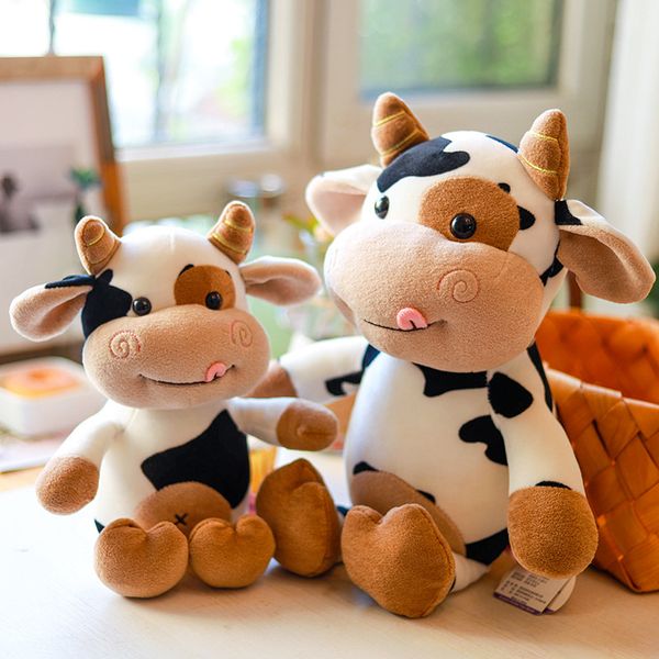 Vente en gros de différentes tailles de jouets en peluche de veau de poupée de vache mignonne différents styles de poupées d'anniversaire de vêtements