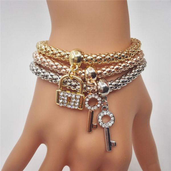 Bracelet en cristal élastique en gros pour les femmes aiment les bracelets pendentif clé dame élégant bracelet multicouche en argent doré bijoux classiques