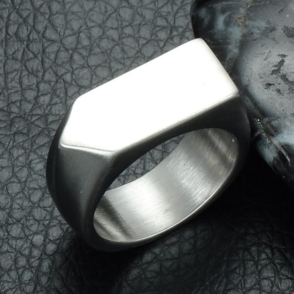 Anillos geométricos clásicos para hombres al por mayor-europeos y americanos Anillo de flecha simple para acero de titanio