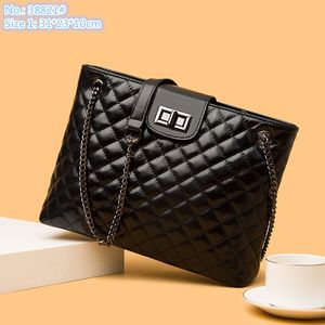 Venta al por mayor de bolsos de hombro de cuero para mujer de fábrica bolso de cadena a cuadros de costura clásica elegante mochila negra de mujer con cabeza de cuero bolso de moda de color sólido 38821 #