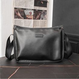 Atacado fábrica homens bolsa de ombro 4 estilos estilo britânico xadrez carteiro saco rua super flip cor correspondência bolsa de couro simples versátil mochila preta 20106