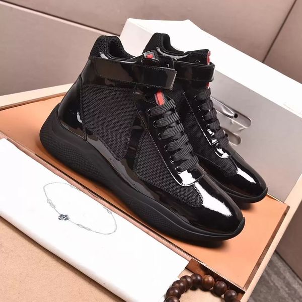 Venta al por mayor Famoso diseño Americas Cup high-top Zapatos casuales Entrenador de suela de goma ligera Etiqueta roja Lengua Tela deportiva Zapatillas de charol Caminar