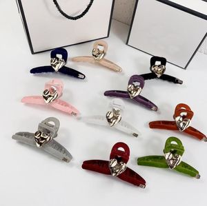 Groothandel modeontwerper merk brief haar clips Franse stijl dames meisje snoepkleur acryl barettes geometrie hart vorm haarpin kapsel haarjewelry