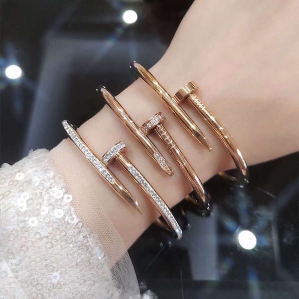 Venta al por mayor de joyería de diseñador de moda, pulseras de acero inoxidable chapadas en oro de 18k, pulsera con brazalete de uñas con tornillo de amor y diamantes para mujer