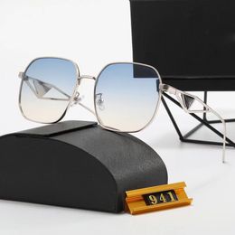 Lunettes de soleil créatrices de mode en gros pour hommes Femmes Luxury PC Cadre Soleil Glêmes Classic Adumbral Eyewear accessoires Lunettes de Soleil avec boîte