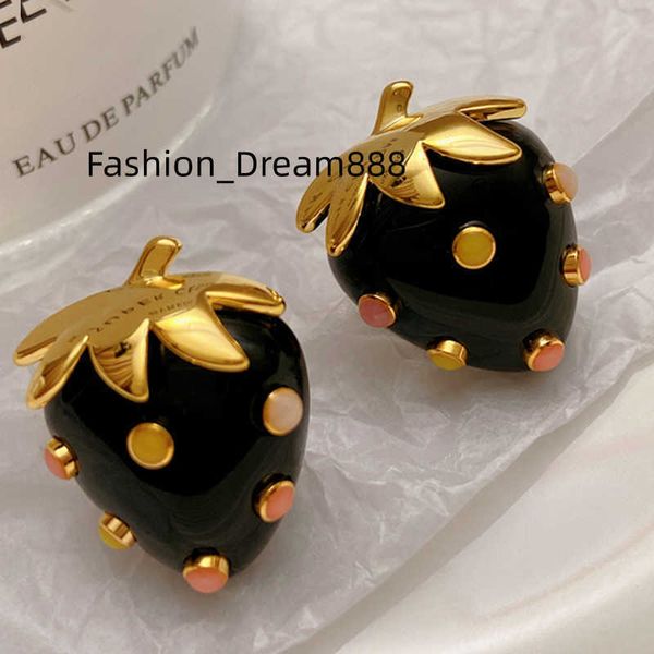 Bijoux de mode en gros style médiéval parfumé noir coloré fraise boucles d'oreilles doux rétro émail fraise boucles d'oreilles