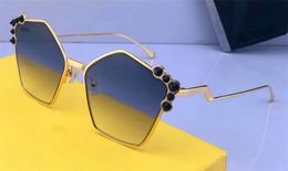 Groothandel-mode dame zonnebril onregelmatige frame avant-garde ontwerpstijl topkwaliteit UV-bescherming lichtgekleurde lens decoratie bril