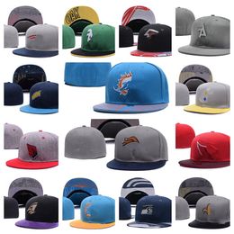 wholesale Cappelli aderenti Snapback Cappellini baskball regolabili Tutto il logo della squadra Sport all'aria aperta Cuore cromato Ricamo Cotone piatto Chiuso Berretti cappello berretto da sole flex taglia 7-8