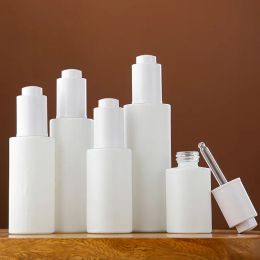 vente en gros bouteilles en verre blanc à épaule plate avec compte-gouttes de pipette de presse pour huiles essentielles sérum parfum liquide cosmétique ZZ