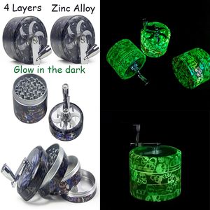 Vente en gros Glow In The Dark Concave avec poignée Herb Grinder Accessoires pour fumer 55mm Diamètre 4 couches en alliage de zinc Matériel Surface Broyeurs à tabac GR404