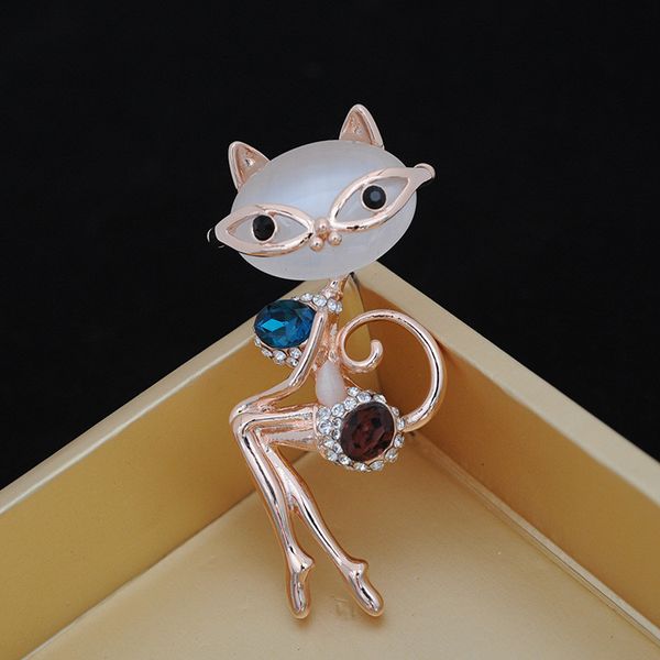 Venta al por mayor, broches azules de gato de ópalo chapados en oro hechos a mano, alfileres de joyería de mujer de diamantes de imitación para vestidos de novia