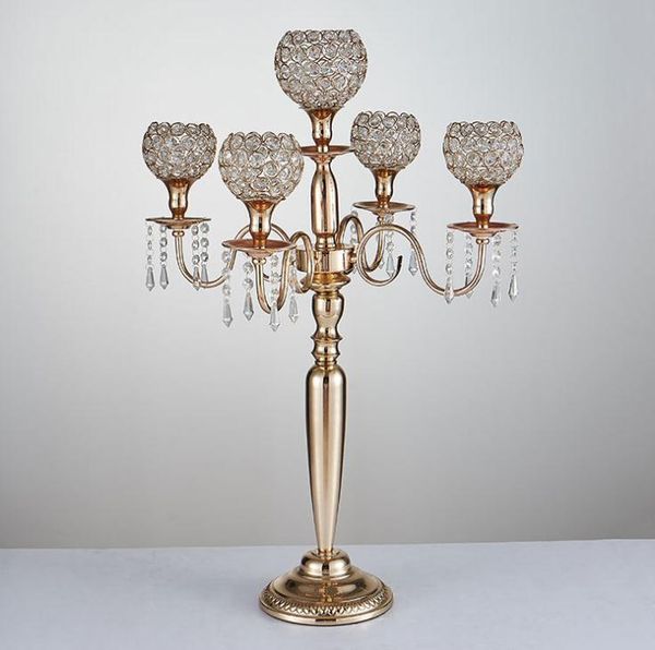 Venta al por mayor Altura 5-Brazos Metal Dorado / Candelabras de plata con colgantes de cristal Soporte de la vela de la boda Pieza central del evento al por mayor