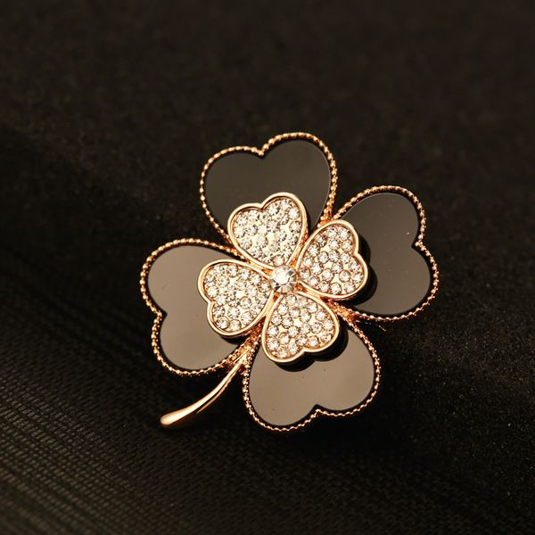 Venta al por mayor: alta calidad negro clásico de cuatro hojas trébol broches bufanda pins rosa oro broche para las mujeres