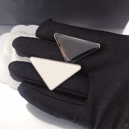 Groothandel Hoogwaardige Metalen Driehoek Brief Broche Vrouwen Mannen Letters Broches Pak Revers Pin Mode-sieraden P