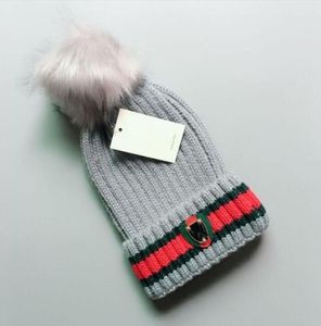 Casquettes d'hiver de haute qualité pour femmes et hommes, bonnets avec pompons en vraie fourrure de raton laveur, casquette chaude pour filles, vente en gros
