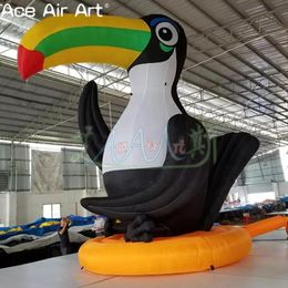Animal modèle de plume noir gonflable en gros de Toucan Toucan Animal avec une base orange pour le zoo Visite d'affichage ou décoration de fête