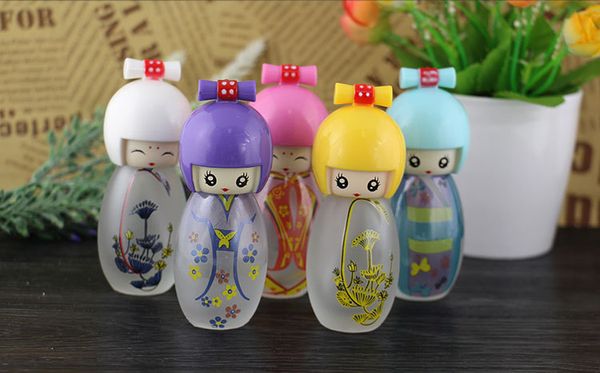 wholesale Diseño de muñeca japonesa 20 ml Colorido atomizador vacío Botella de vidrio Spray recargable para perfume Aceite esencial de aromaterapia